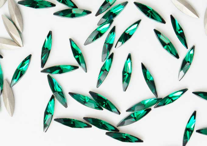 プレシオサ ファンシーストーン スリムナベット型 エメラルド 11×3mm