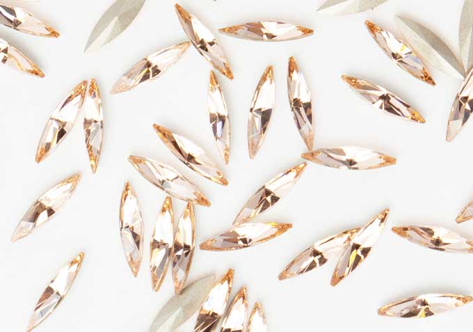 プレシオサ ファンシーストーン スリムナベット型 ライトピーチ 11×3mm