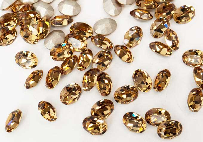 プレシオサ ファンシーストーン オーバル型 ライトコロラドトパーズ8×6mm