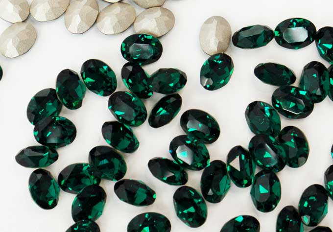 プレシオサ ファンシーストーン オーバル型 エメラルド 8×6mm