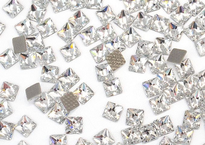 プレシオサ HF Pyramid ピラミッド型 クリスタル 5×5mm