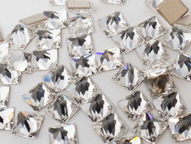 プレシオサ FB Pyramid ピラミッド型 クリスタル 5×5mm